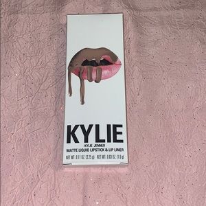 Kylie Cosmetics Makeup - Kylie Jenner Lipkit in shade Maliboo! Kylie Cosmetics Makeup - Kylie Jenner Lipkit in shade Maliboo!